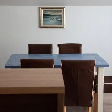 Apartment Mate *